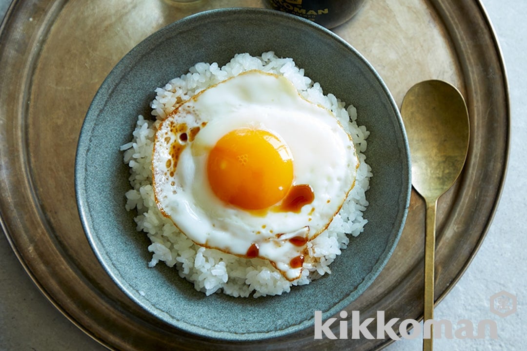 Fried eggs in a rice cooker