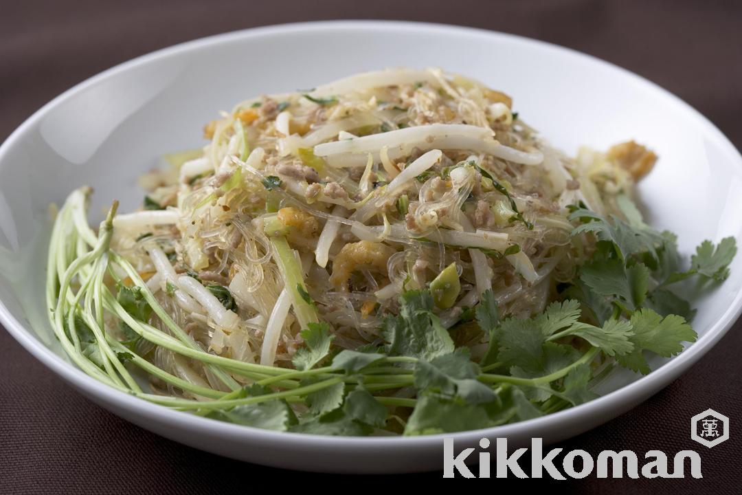 Pork and Celery with Fried Noodles