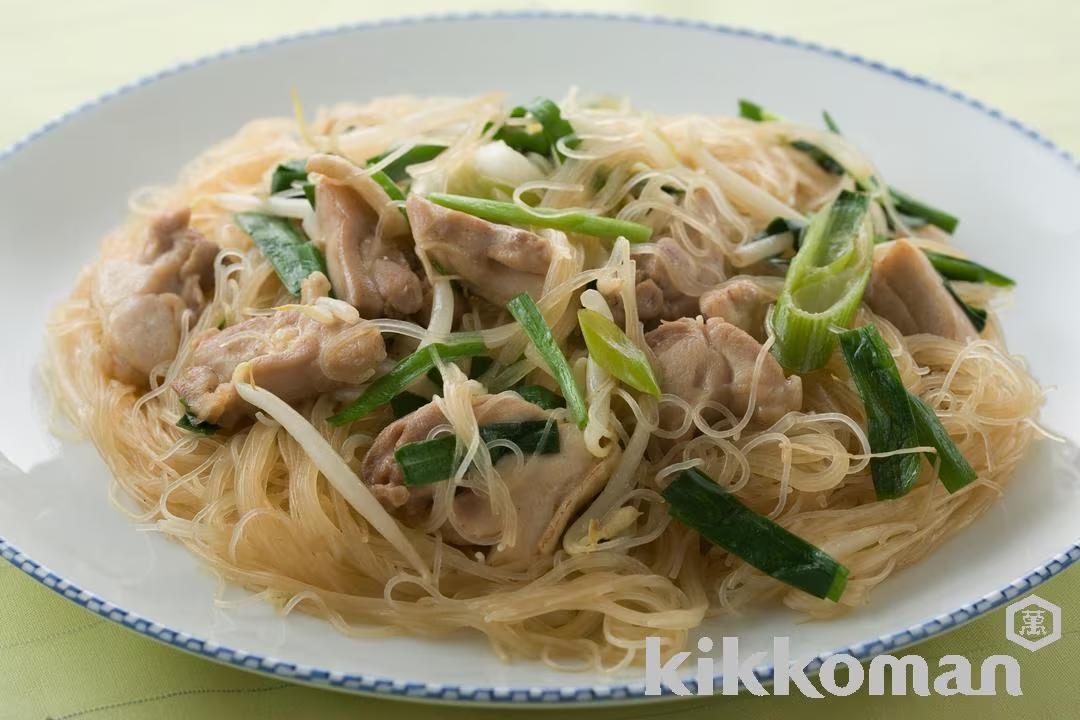 Rice Vermicelli with Chicken, Bean Sprouts and Garlic Chives