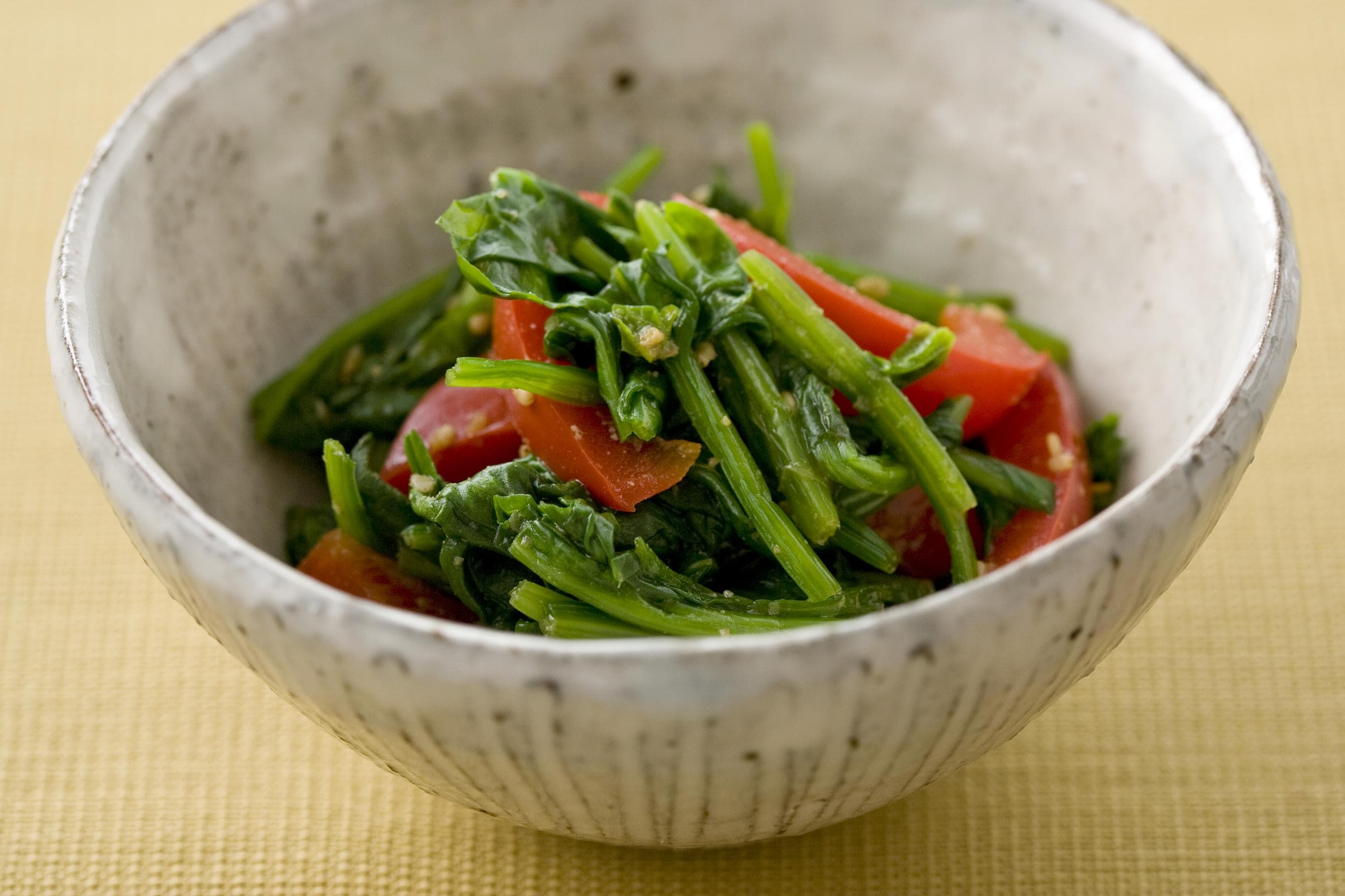 Spinach and Bell Pepper with Ground Sesame Seeds