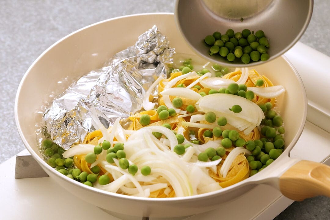 Preparing one-pan pasta