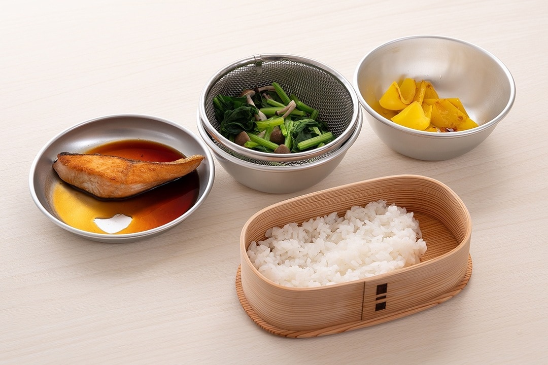 Cooling food before packing into bento