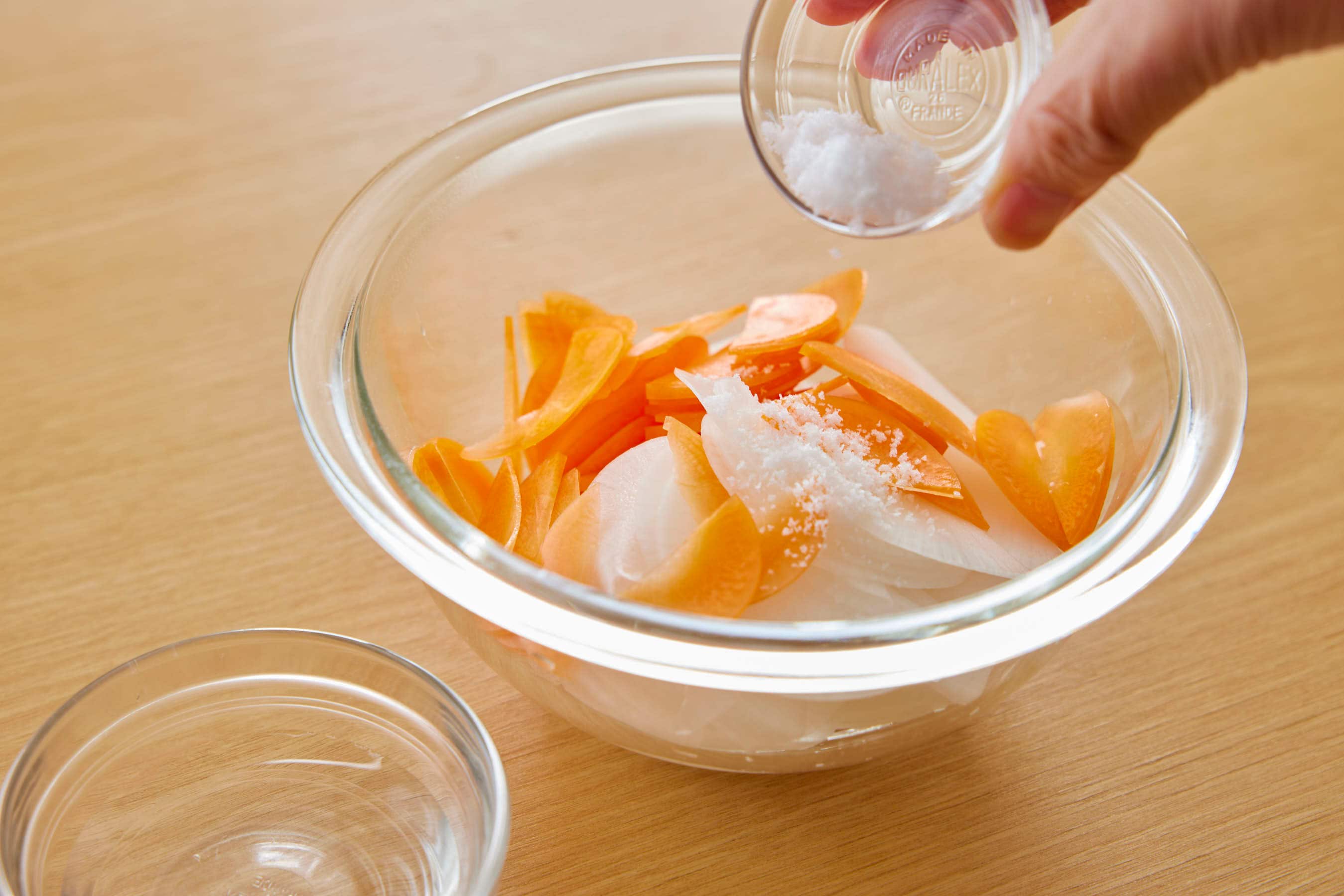 Adding salt to vegetables