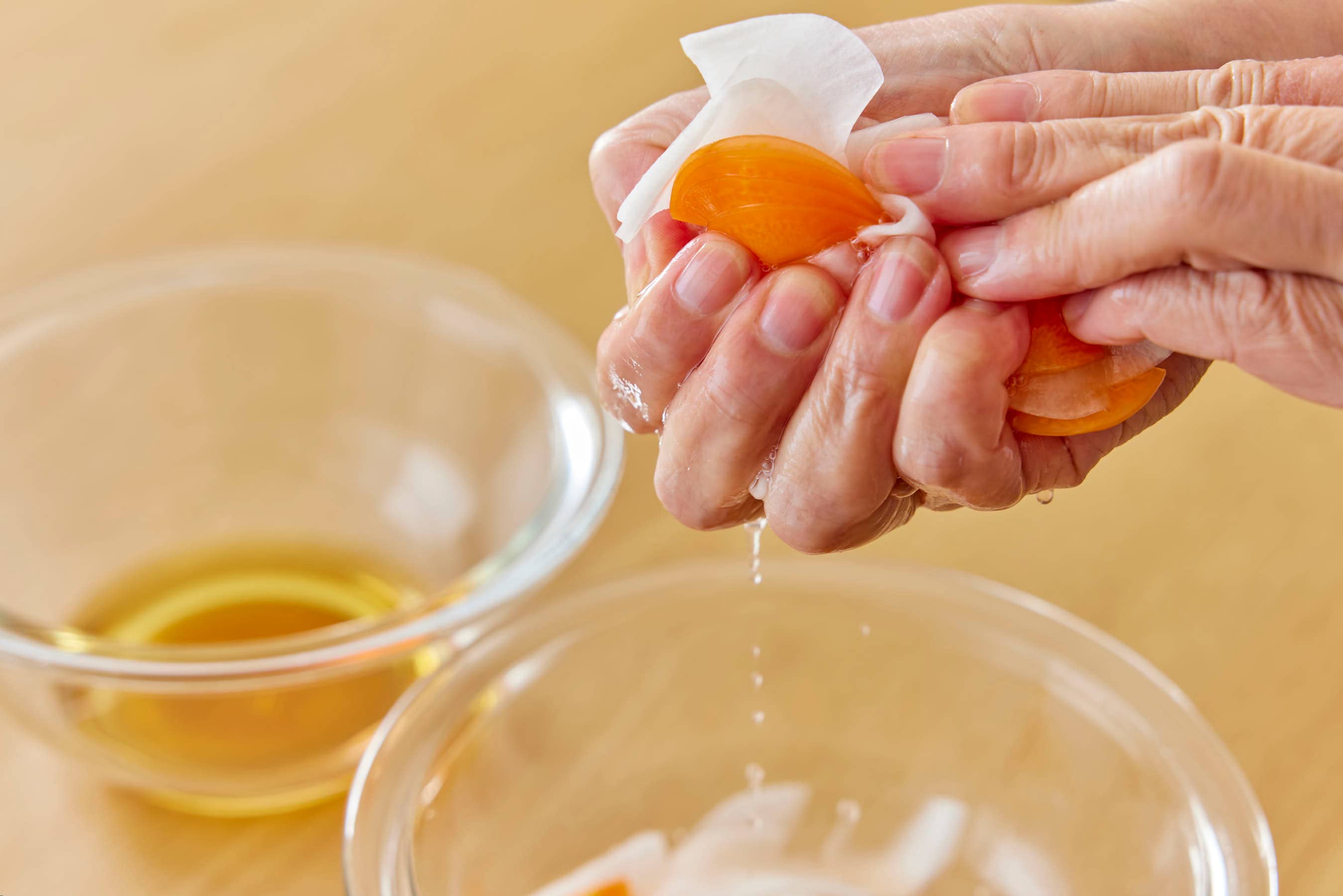 Squeezing the daikon and carrot
