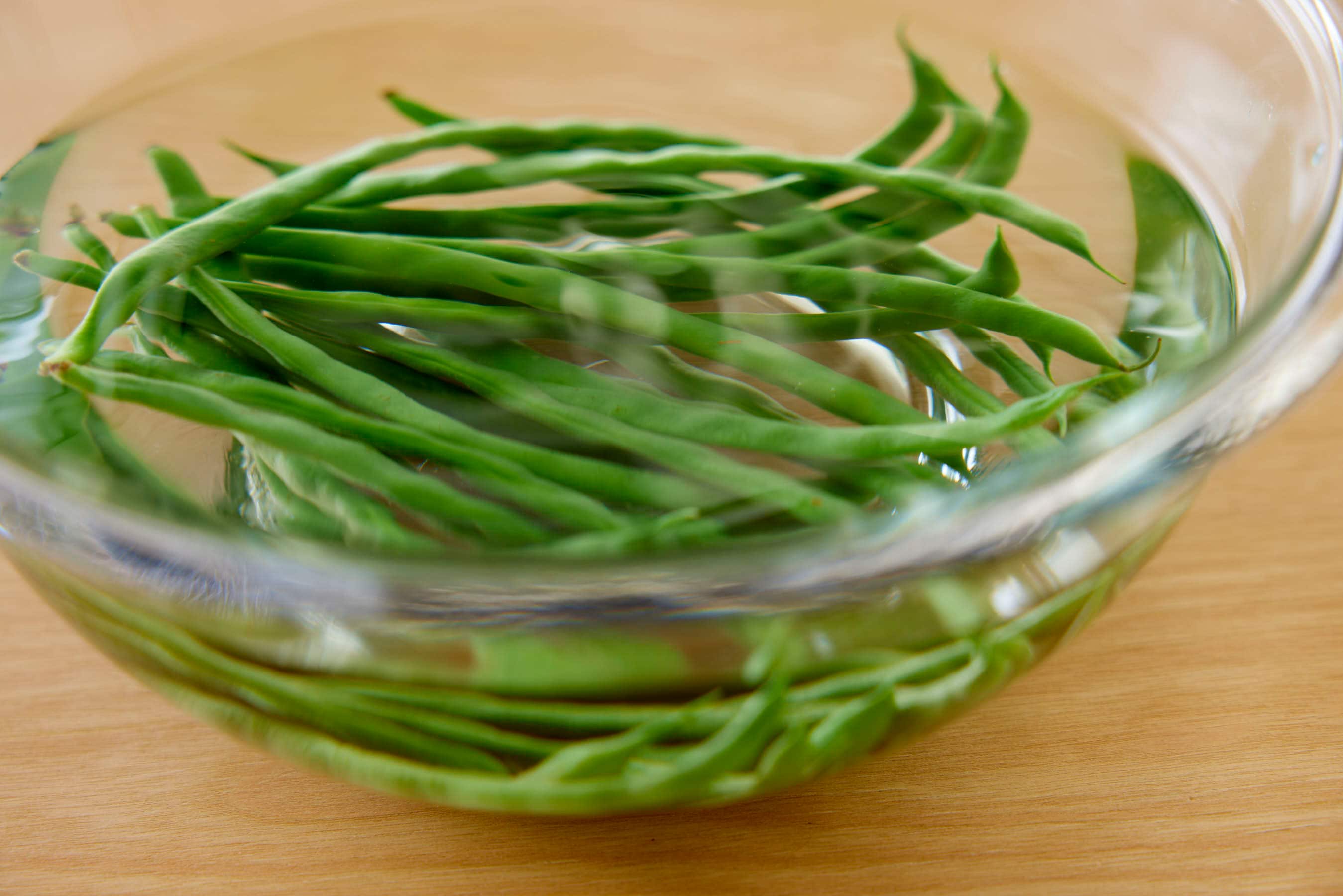 Placing the green beans into cold water