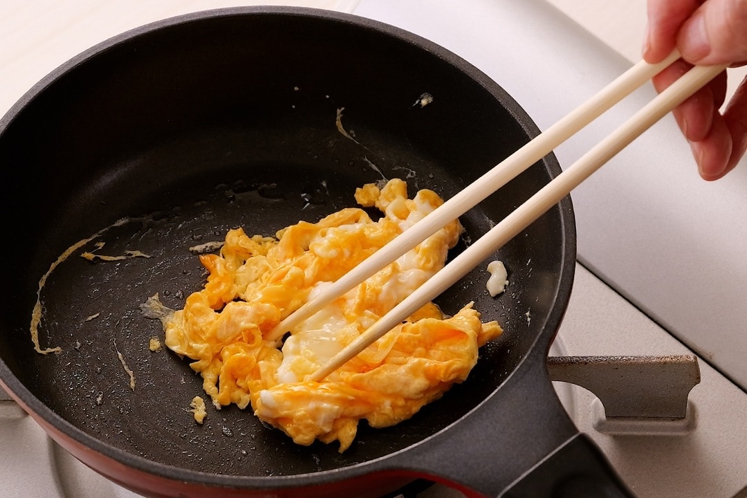 Cooking scrambled eggs