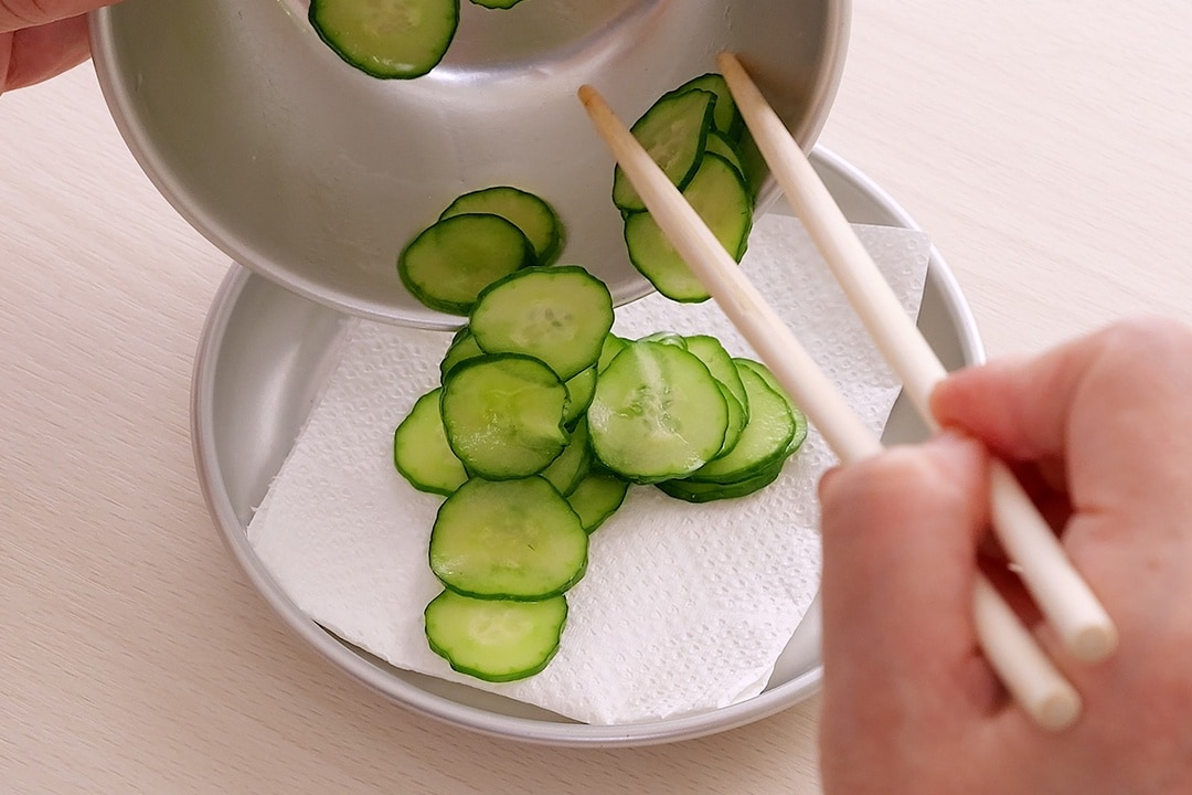 Removing excess moisture from vegetables