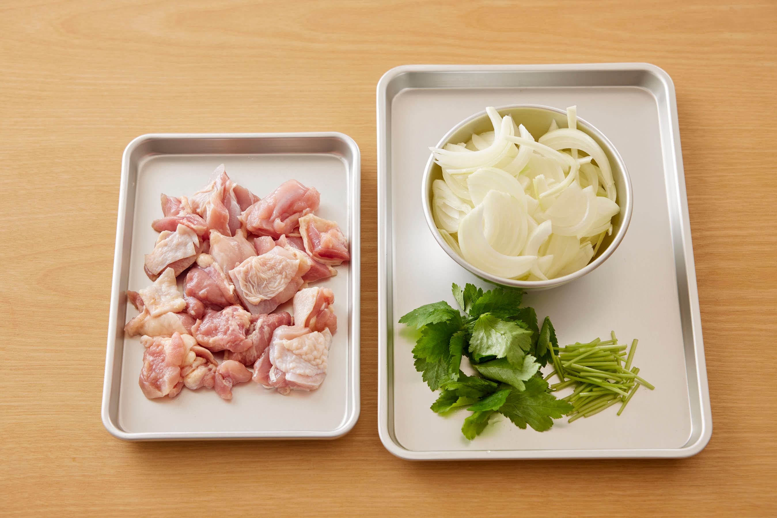 The ingredients of Oyakodon cut into small pieces