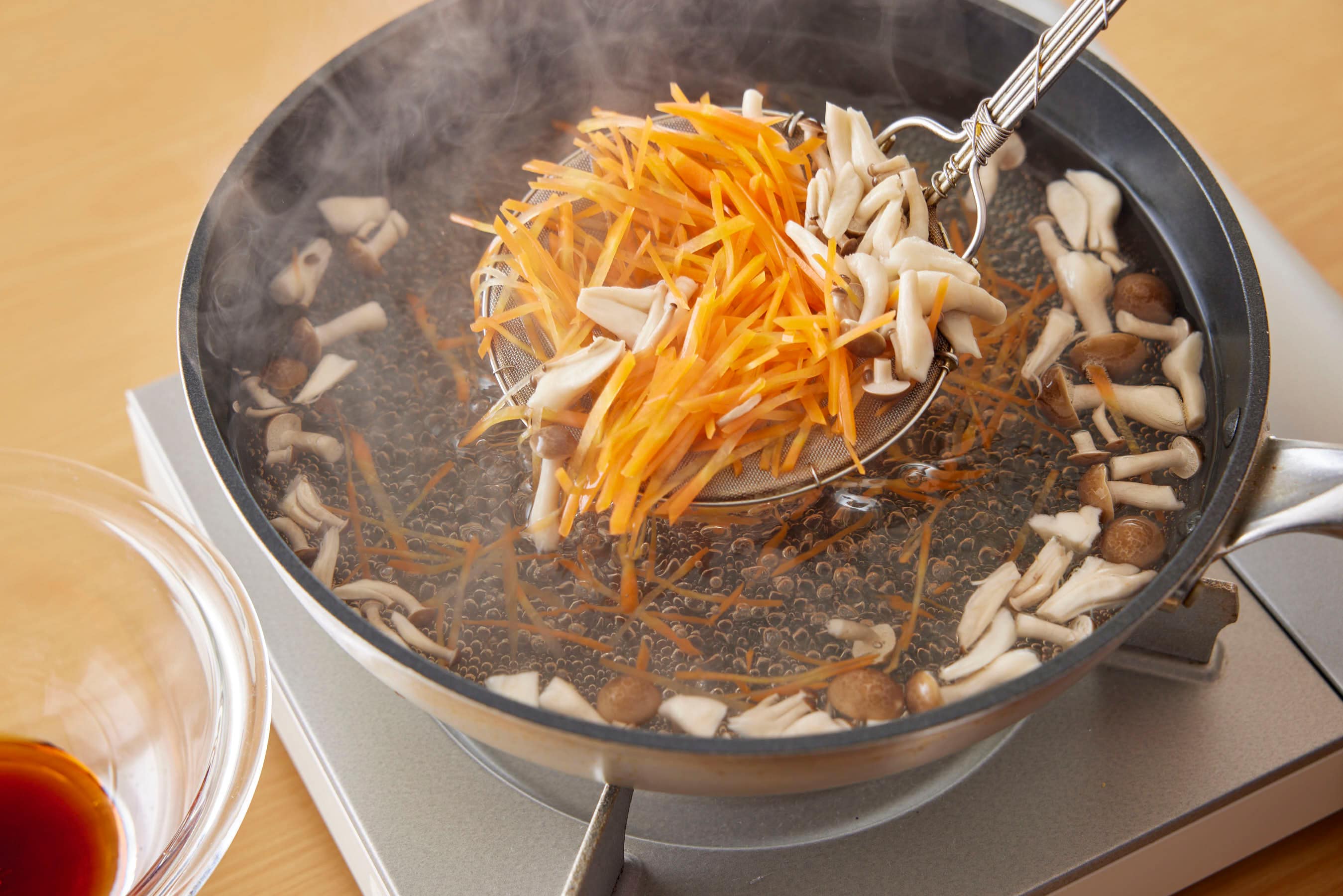 Boiling vegetables in a fry pan