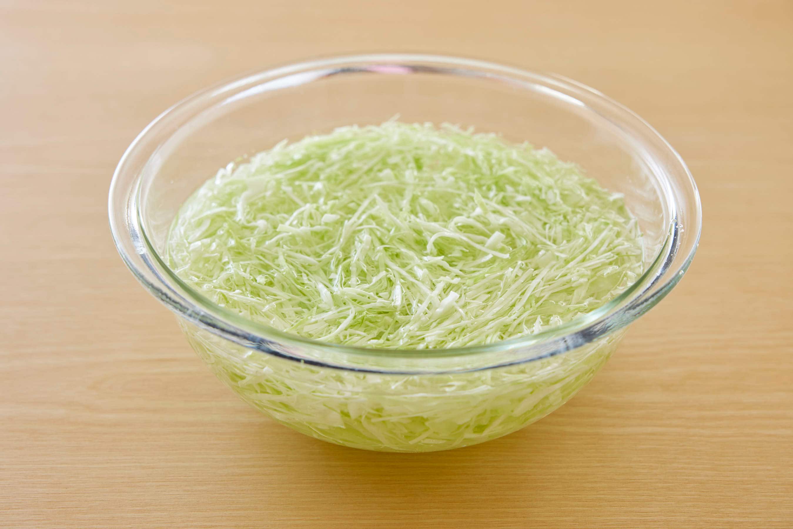 Soaking the cabbage in water