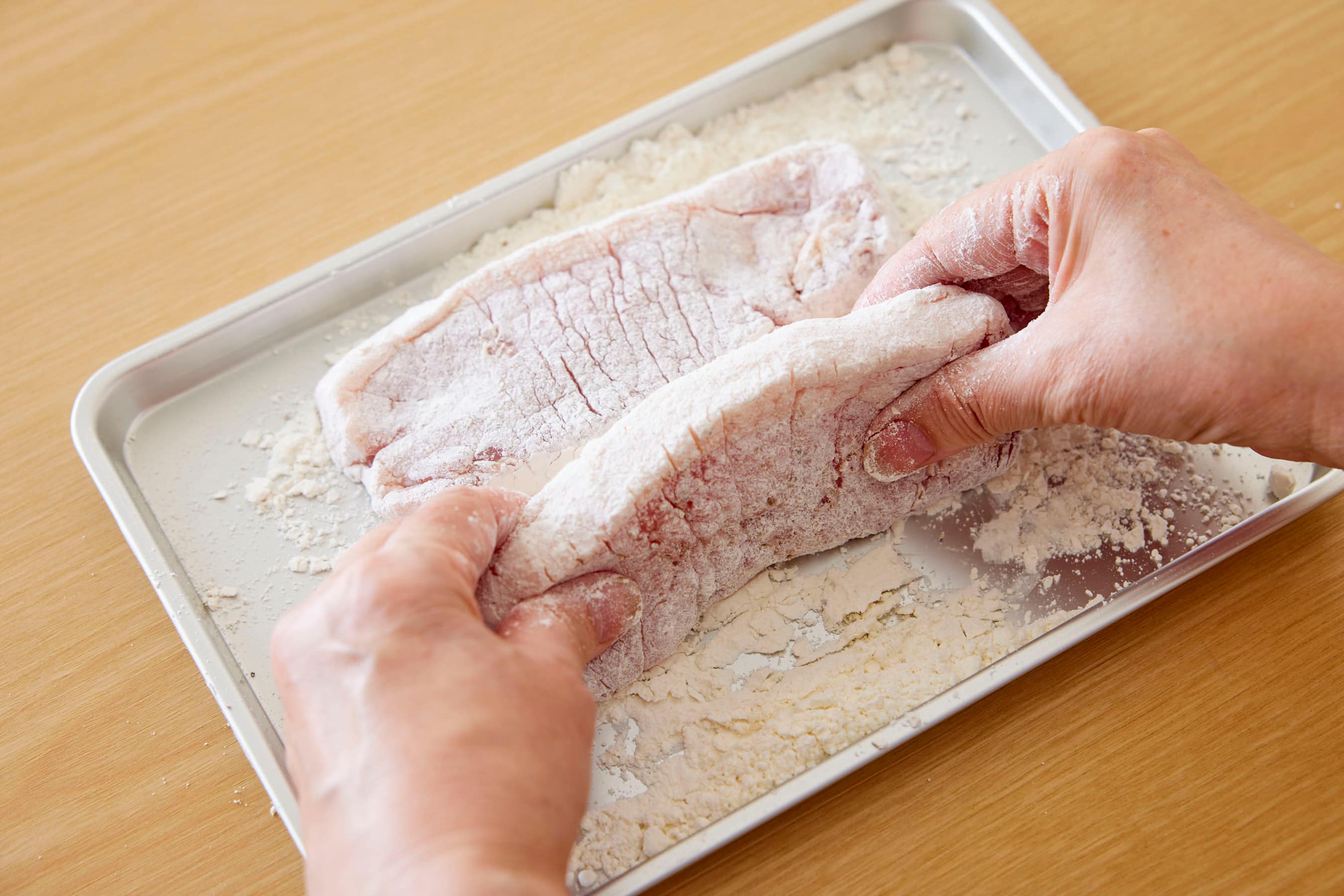 Coating the pork with flour