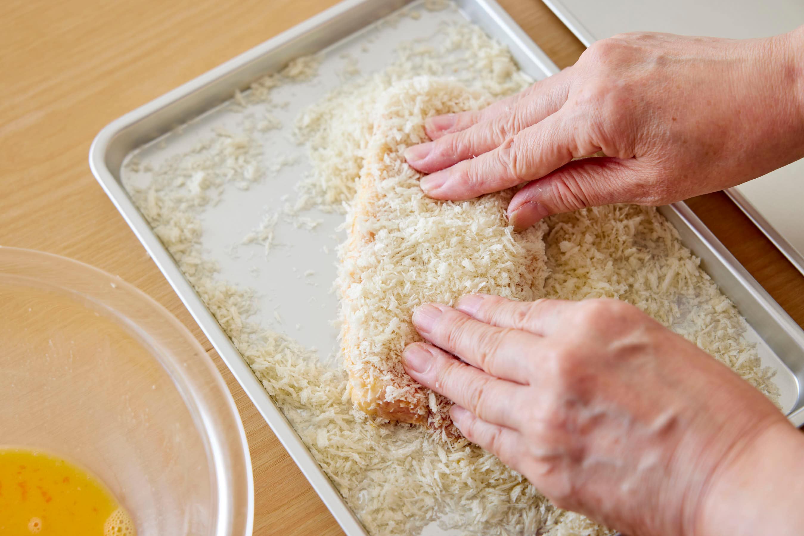 Coating the pork with panko