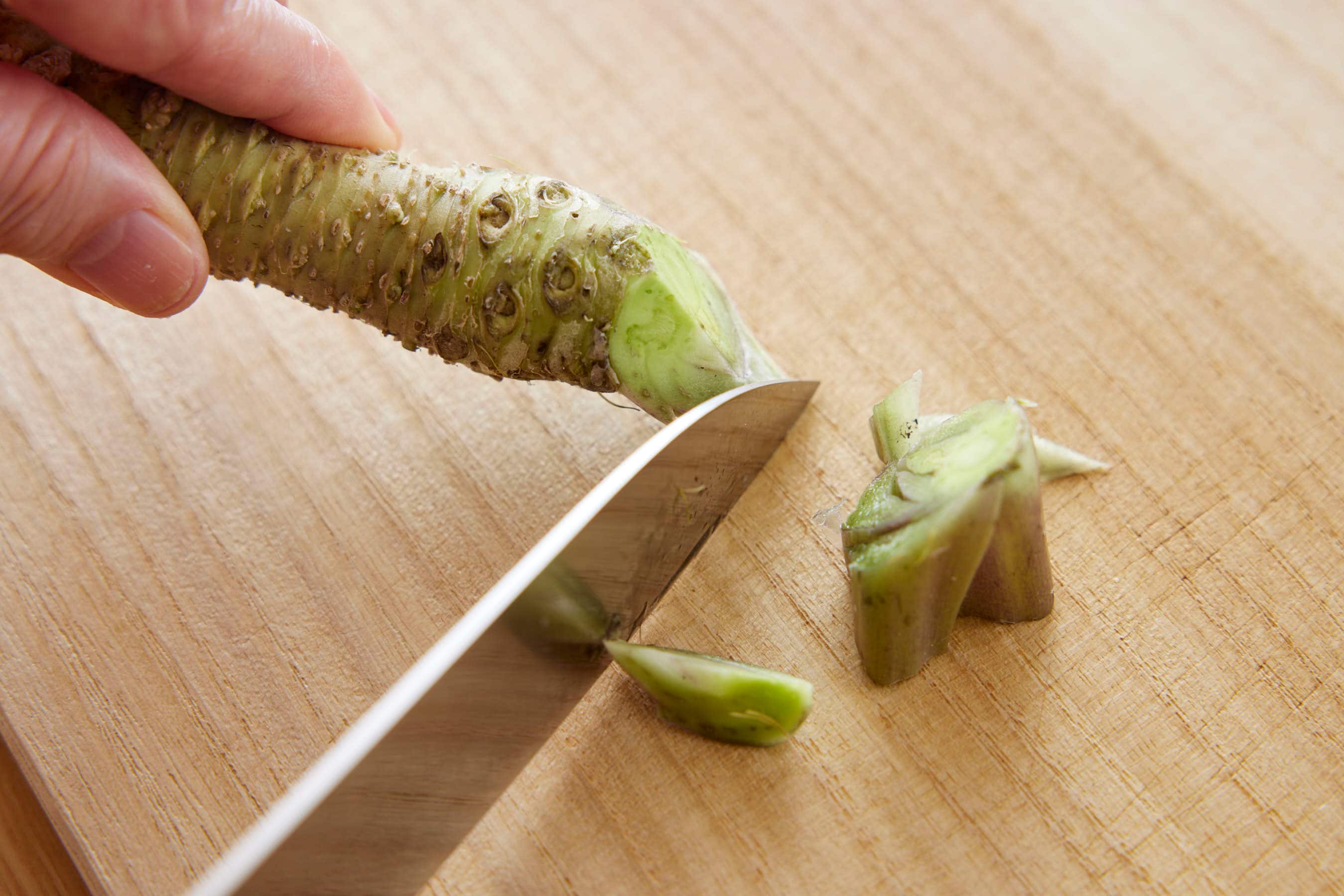 Scrubbing the surface of the fresh wasabi