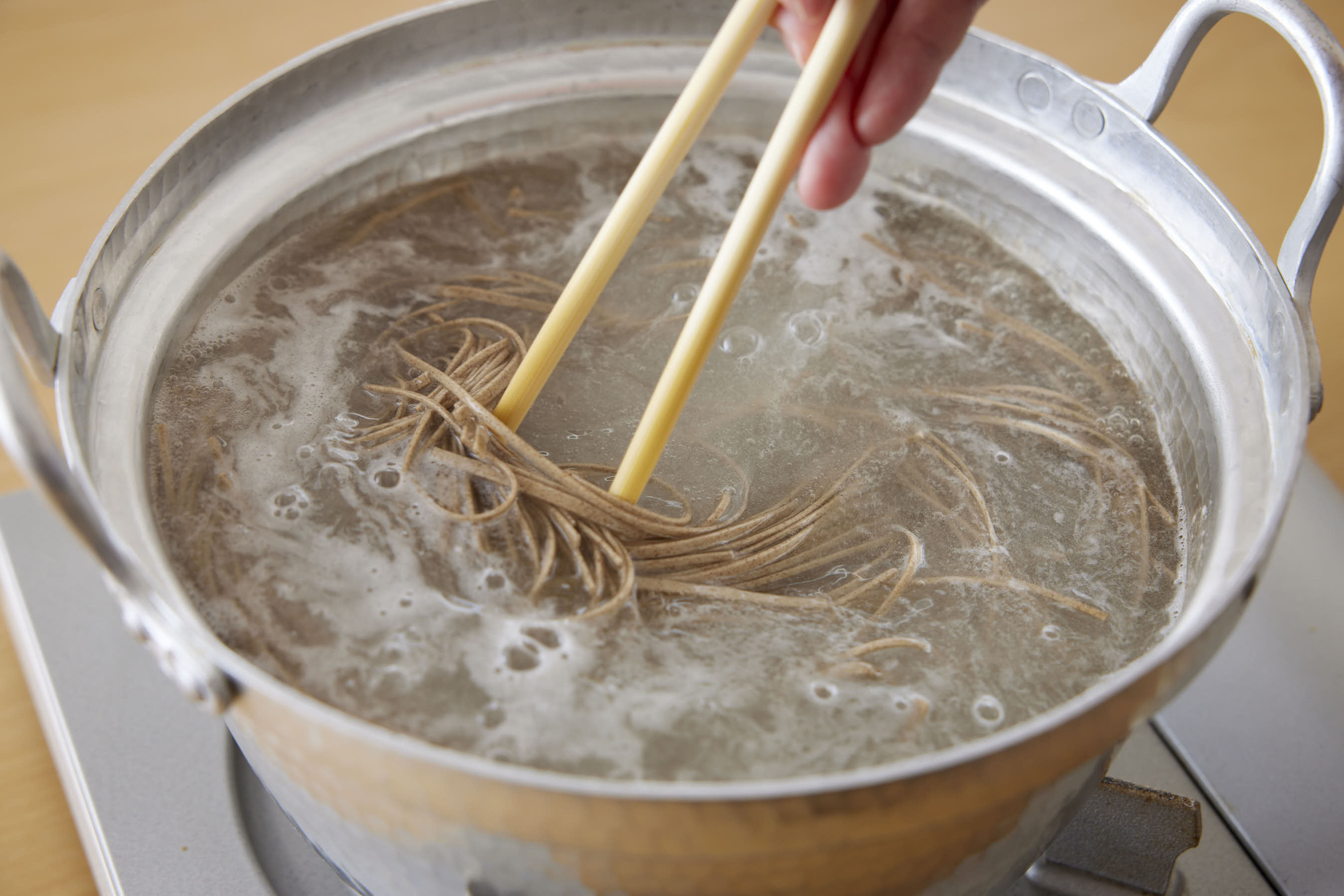 Boiling soba noodles