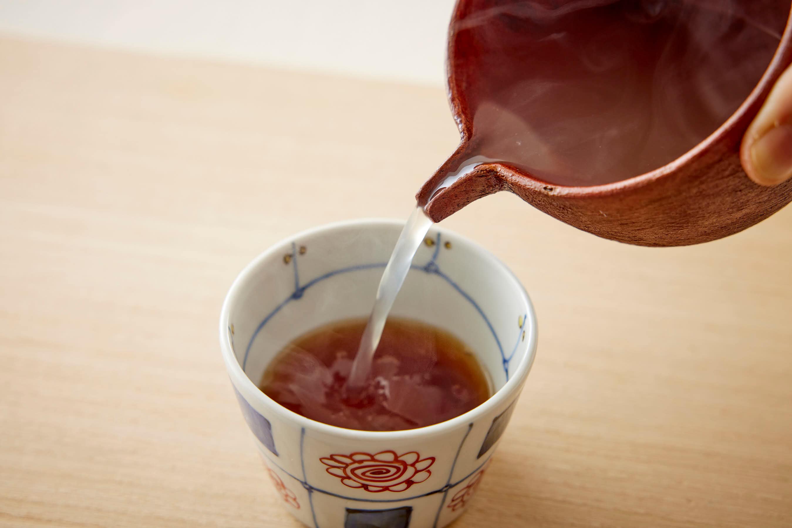 Pouring Soba-yu into the remaining tsuyu