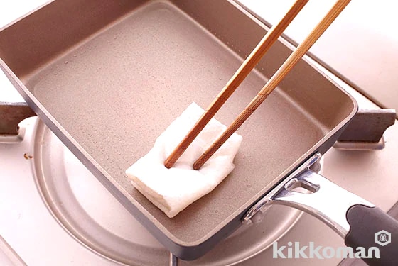 3. Use a paper towel lightly dipped in vegetable oil to lighly coat a heated square-shaped fry pan.