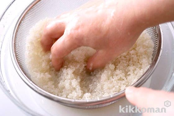 1. Rinse the rice.
