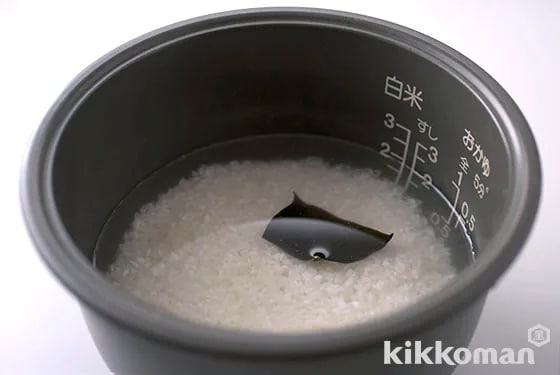 3. Transfer the rice into the inner pot of a rice cooker, add the indicated amount of water and kombu and cook as usual.