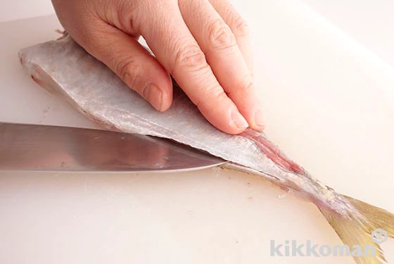 Turn the horse mackerel over and make an incision with the knife in the same manner.
