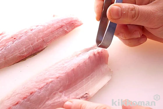 Pull out small bones remaining in the mid-section of the fillet. These can be easily removed when pulled out in in the direction of from tail to head. To ensure no small bones go unnoticed, confirm with your fingers as you work to pull these out.