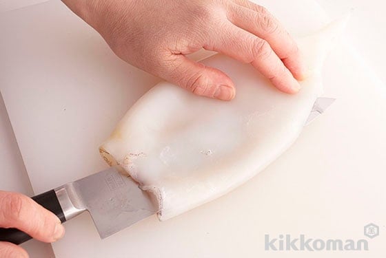 When cutting into rings is not required, cut open the body. To do so, fold over at the part where the wings were attached, lay your knife down sideways inside of the fold and slice open.