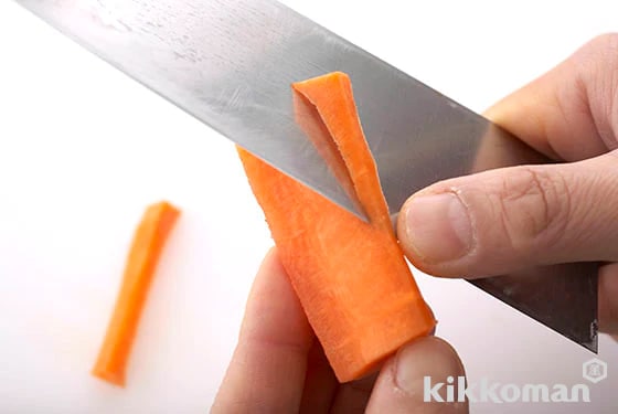 X-post for those of you stay away from the dark place: Paper vs. carrot.  Follow-up to geometry cuts by Marine775: Thinning IKEA 365+ : r/chefknives