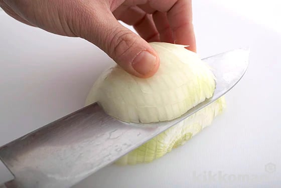 How to thinly slice an onion 
