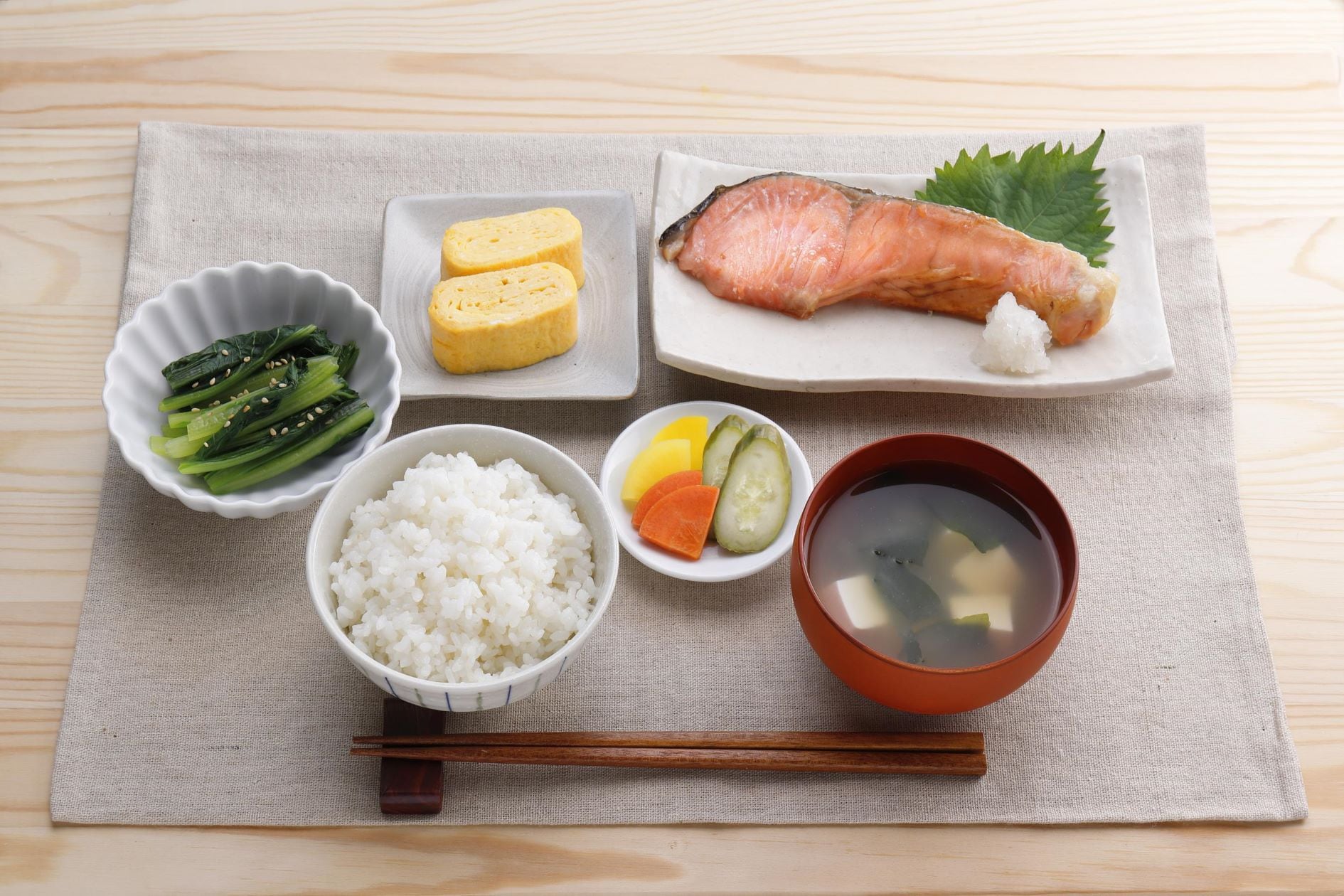 An image of Japanese meal that consists of rice, soup, and side dishes