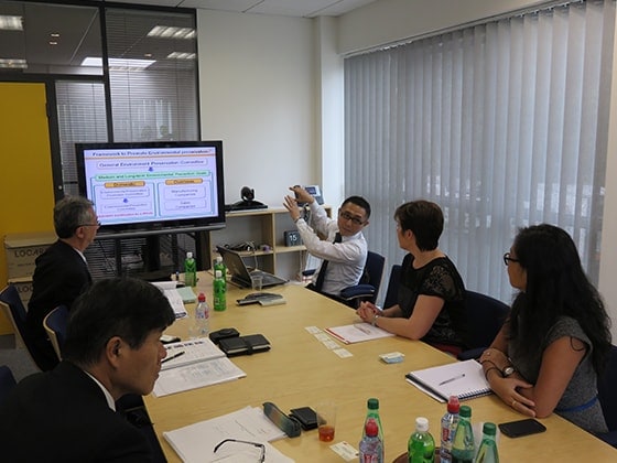 フランスの卸会社での情報交換会(2014 年度)