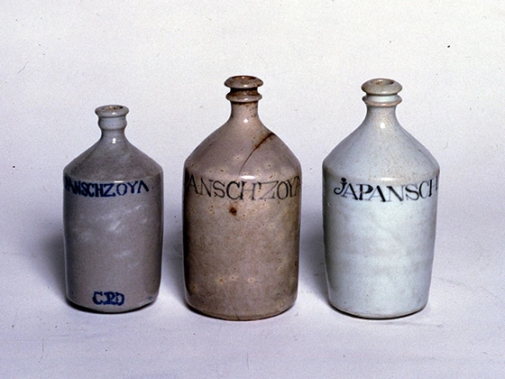 Ceramic bottles called ‘comprador bottles’(Owned by the Kikkoman Institute for International Food Culture)