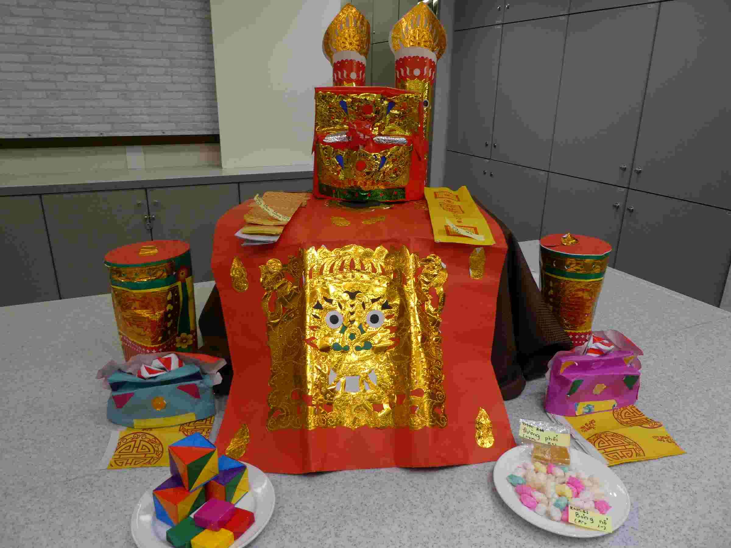 色鮮やかな祭壇飾り