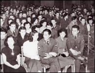 戦後10万人を超える日本女性が戦争花嫁となり海外に嫁いで行った。「進駐軍将兵の花嫁講習会」。1951年3月頃の写真。写真提供：共同通信社
