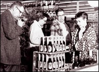 ロサンゼルスのスーパーでのデモンストレーション販売（1963年4月）