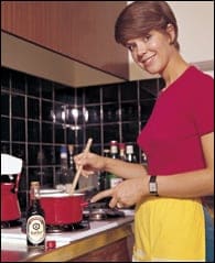 1960年代の米国の家庭のキッチン風景。キッコーマンが料理に使われている