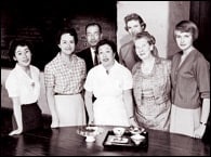 日本ブームの最中（1959年）KIIは料理研究家江上トミさんを招き、サンフランシスコなどのTV番組でしょうゆを使った料理を紹介。しょうゆの啓蒙に大きく役立った