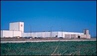 米国ウィスコンシン州のKFI工場。右端に星条旗が掲揚されている