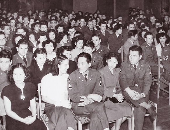 戦後10万人を超える日本女性が戦争花嫁となり海外に嫁いで行った。「進駐軍将兵の花嫁講習会」。1951年3月頃の写真。写真提供:共同通信社