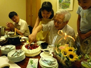 おじいちゃんとケーキ入刀