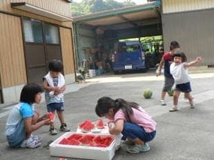 楽しい夏休み　いとことスイカ割り大会だー