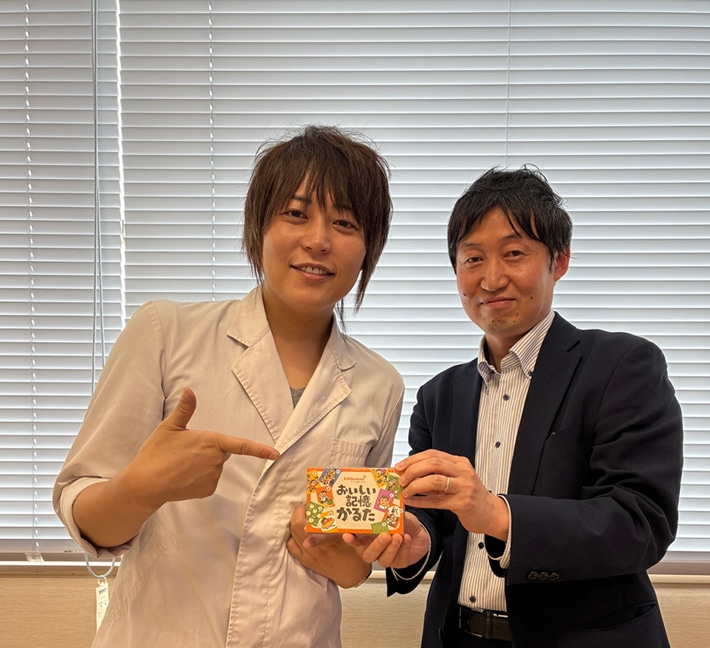 松丸奨先生へ「おいしい記憶かるた」をご紹介！