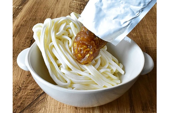 器に冷凍うどんと「レンジであったか具麺」、水を加える