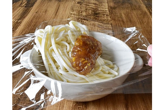 ラップして電子レンジで5分30秒加熱する(600Wの場合)