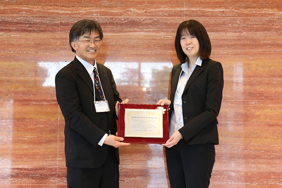 日本食品化学学会第29回総会・学術大会（2023年6月8～9日）での論文賞表彰式にて